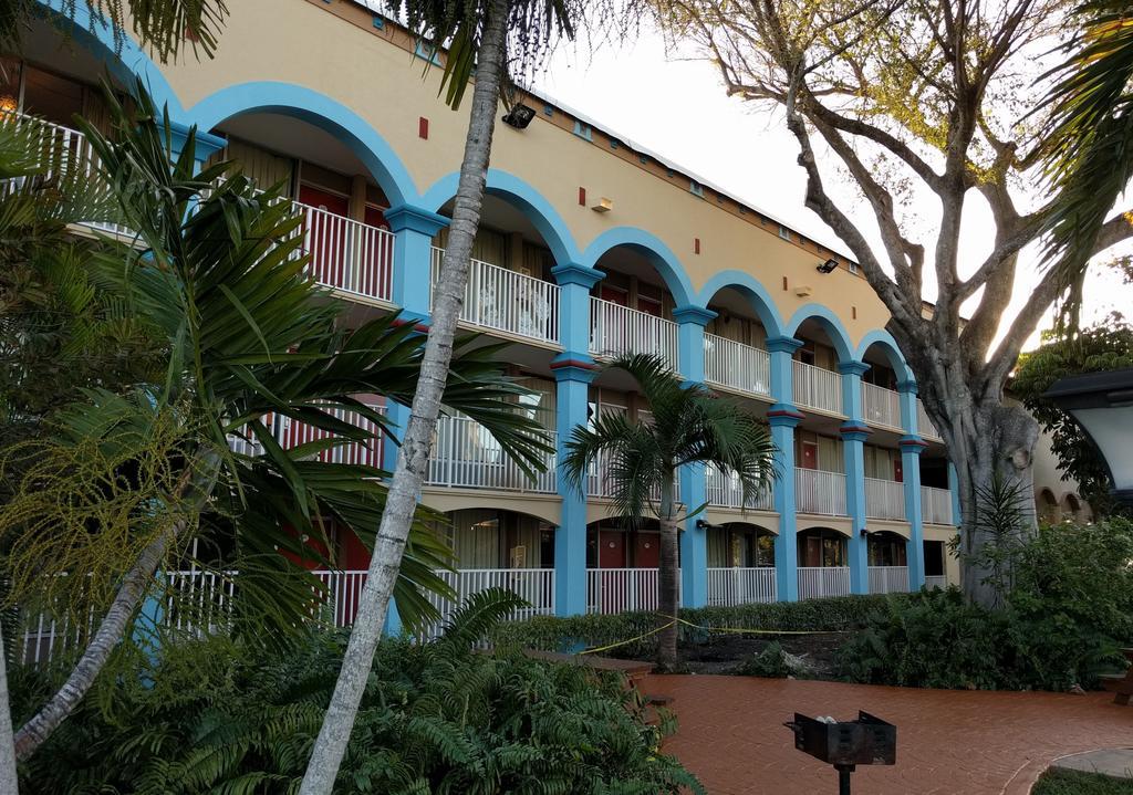 Red Carpet Inn Airport Fort Lauderdale Exterior photo